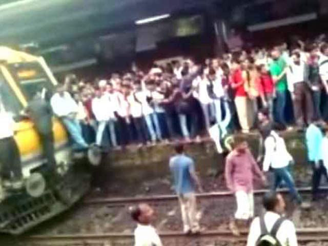 मुंबई : ट्रेन में देरी से गुस्साए यात्रियों ने बदलापुर में ट्रेनों को रोका