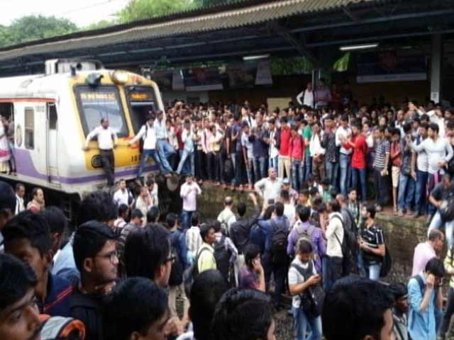 घंटों बाद बदलापुर से ट्रेनें शुरू, ग़ुस्साए यात्रियों ने रेल रूट बाधित रखा