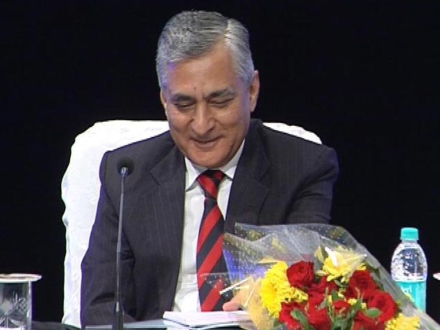 गुस्साए सुप्रीम कोर्ट ने केंद्र को लगाई फटकार, कहा - सरकार आदेश जारी करने के लिए मजबूर न करे