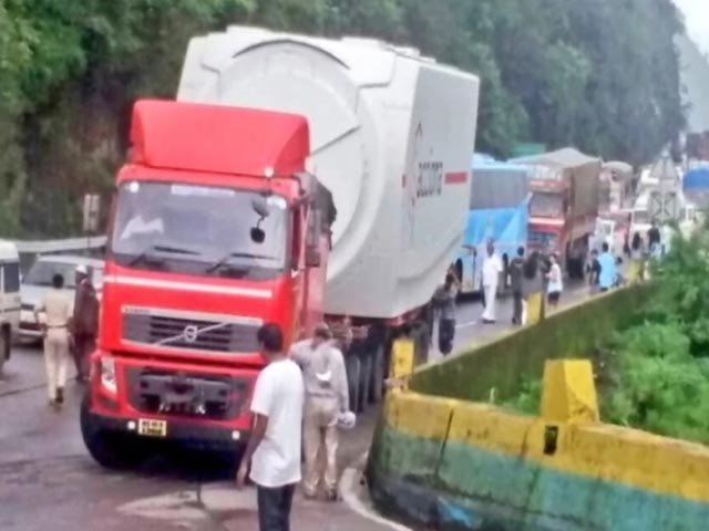 मुंबई-पुणे एक्सप्रेस हाईवे पर लगा 12 किलोमीटर लंबा जाम