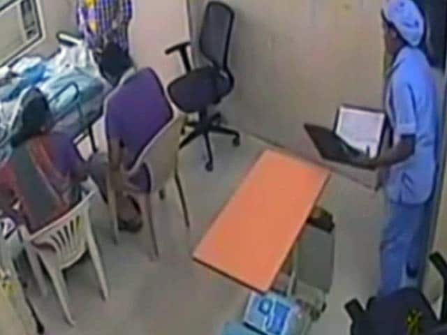 Videos : महिला डॉक्टर ने की बीमार बुजुर्ग पिता को मारने की कोशिश