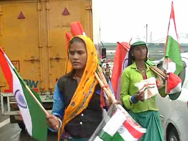 Video : 'People Say It Is For Azaadi, We Sell Azaadi,' Say Migrant Flag Sellers In Delhi