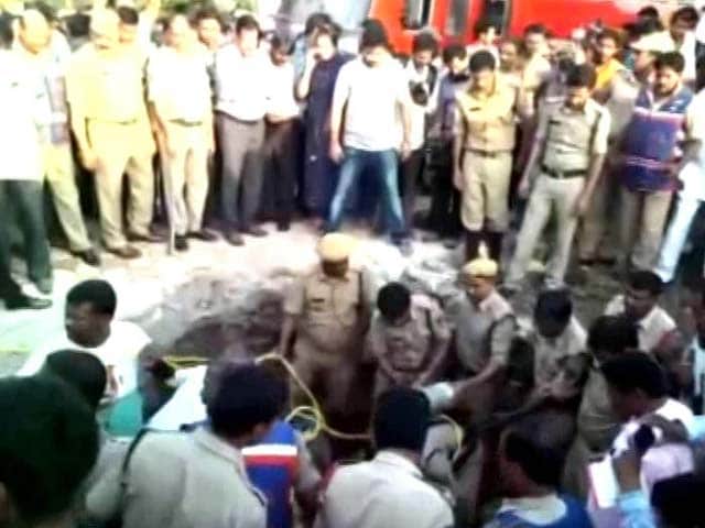 Video : 3 Get Stuck In 20-Feet Manhole In Hyderabad, 1 Offers Help, All Die