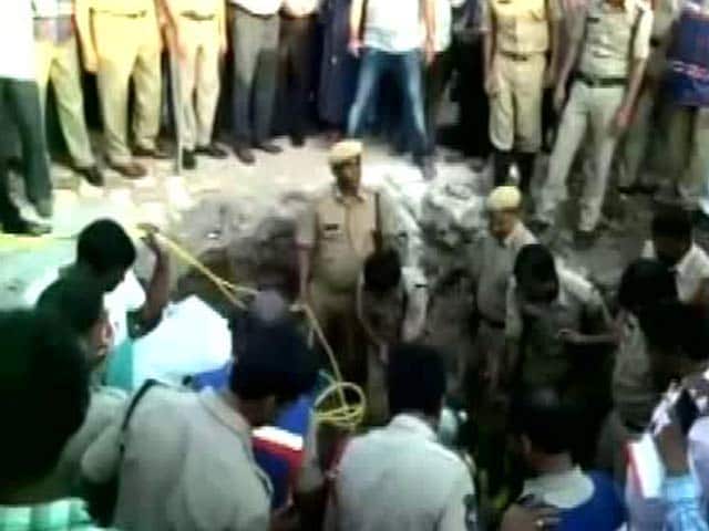 Videos : हैदराबाद में मेनहोल की सफाई के दौरान 4 लोगों की मौत