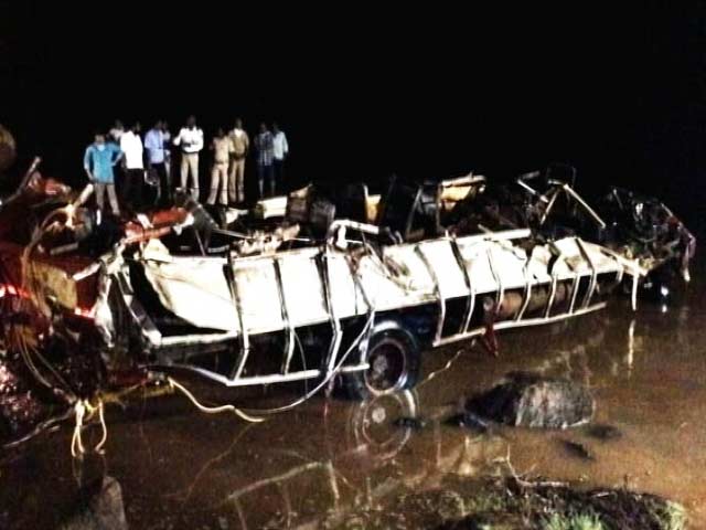 महाराष्ट्र : महाड हादसे में बही दूसरी बस और कार को नदी से निकाला गया