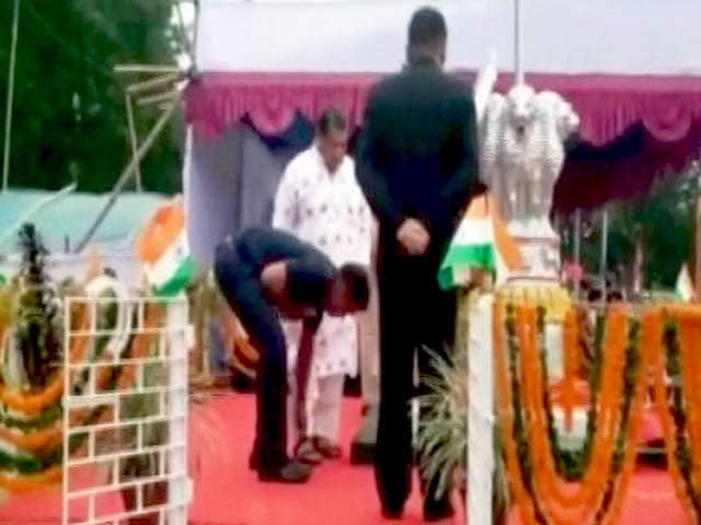 Videos : निजी सुरक्षा अधिकारी से जूते बंधवाने वाले ओडिशा के कैबिनेट मंत्री को लेकर विवाद
