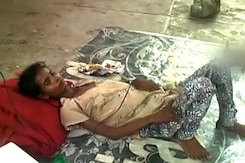 टीबी से पीड़ित महिला को सरकारी अस्पतालों ने लौटाया, सड़क पर हुआ इलाज टीबी से पीड़ित महिला को सरकारी अस्पतालों ने लौटाया, सड़क पर हुआ इलाज