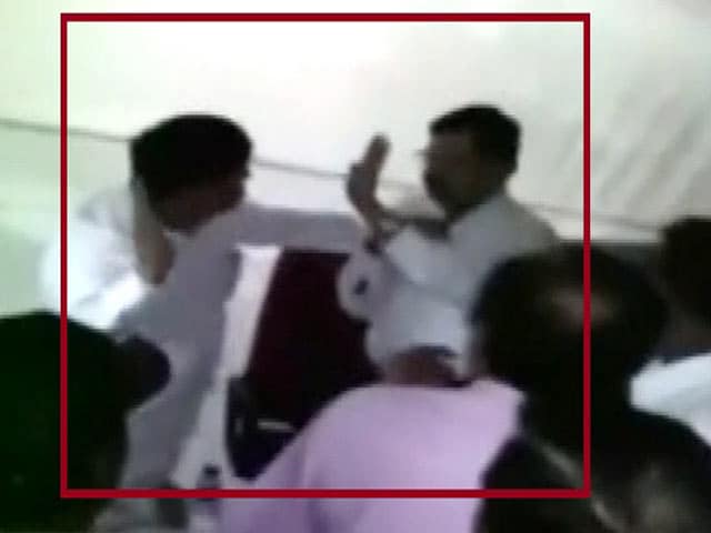 Videos : महाराष्ट्र में एनसीपी विधायक सुरेश लाड ने डिप्टी कलेक्टर को मारा थप्पड़