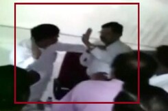 महाराष्ट्र में एनसीपी विधायक सुरेश लाड ने डिप्टी कलेक्टर को मारा थप्पड़ महाराष्ट्र में एनसीपी विधायक सुरेश लाड ने डिप्टी कलेक्टर को मारा थप्पड़