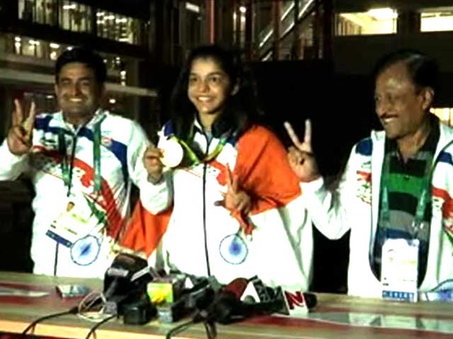 साक्षी मलिक ने रचा इतिहास, ओलिंपिक मेडल जीतने वाली पहली भारतीय महिला पहलवान बनीं