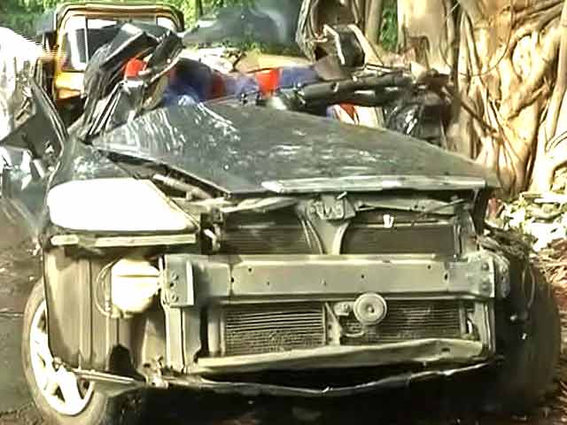 Videos : मुबंई में तेज़ रफ्तार कार पेड़ से टकराई, 5 लोगों की मौत