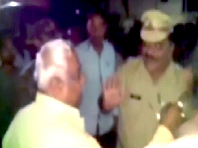 महाराष्‍ट्र : बीजेपी विधायक रामचंद्र अवसरे ने पुलिसकर्मी को सरेआम थप्पड़ मारा