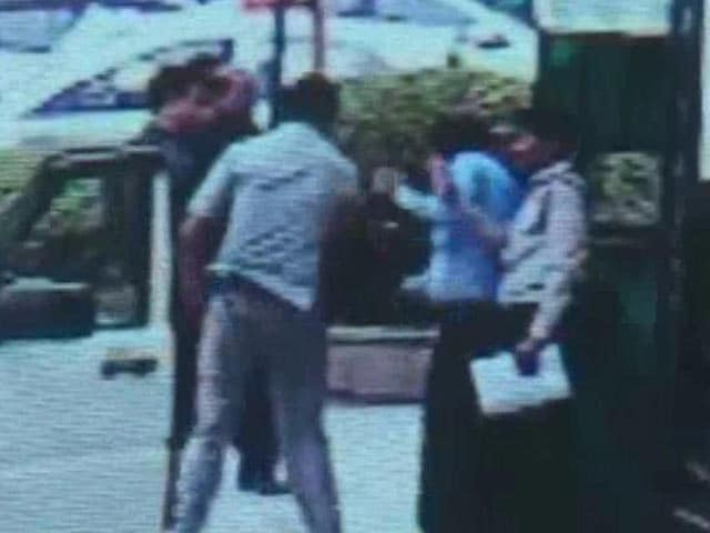 Videos : महेश शर्मा के काफिले को रोका तो सुरक्षाकर्मी ने गार्डों की कर दी पिटाई