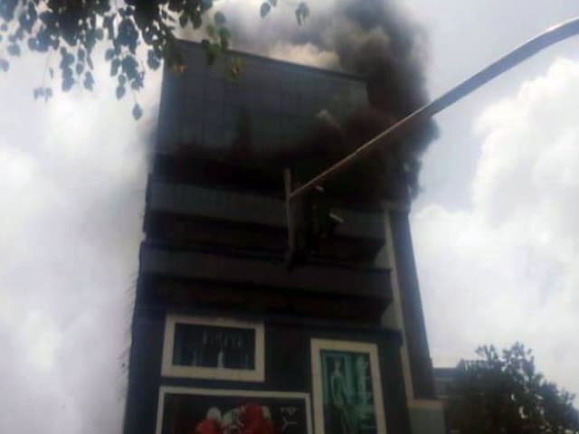 मुंबई की 11 मंजिला इमारत में लगी आग पर काबू पाया गया