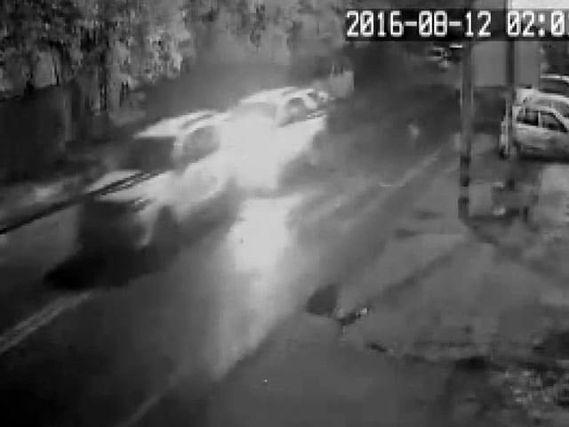 Videos : दिल्ली : सीसीटीवी में कैद हुई कार चोरी