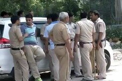 दिल्ली के रोहिणी में बदमाशों और पुलिस के बीच फायरिंग, 5 बदमाश गिरफ्त में दिल्ली के रोहिणी में बदमाशों और पुलिस के बीच फायरिंग, 5 बदमाश गिरफ्त में
