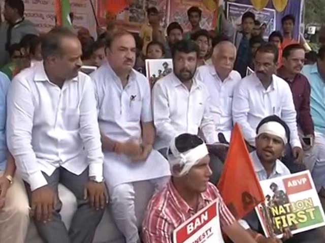 Video : Minister Ananth Kumar Visits ABVP's Anti-Amnesty Protest In Bengaluru