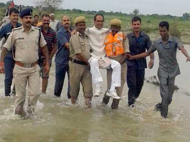 Shivraj Singh Chouhan Gets a 'Lift' From Policemen In Flood-Hit Panna