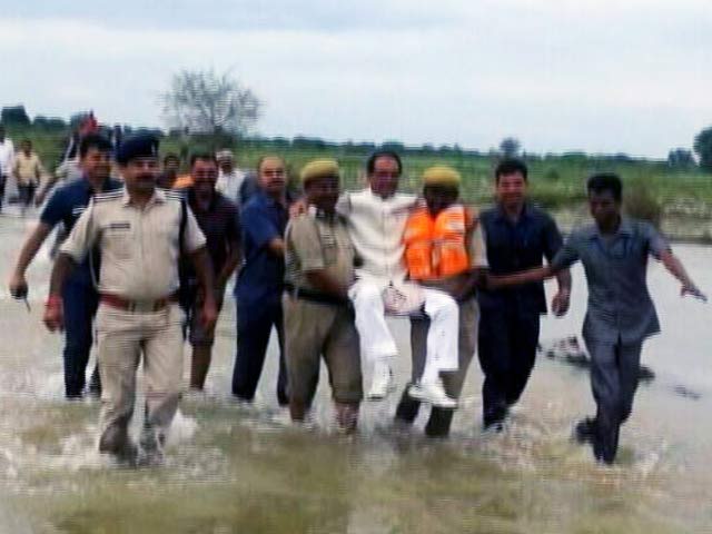 जब पुलिसवालों ने CM शिवराज को गोद में उठाकर दी 'लिफ्ट'