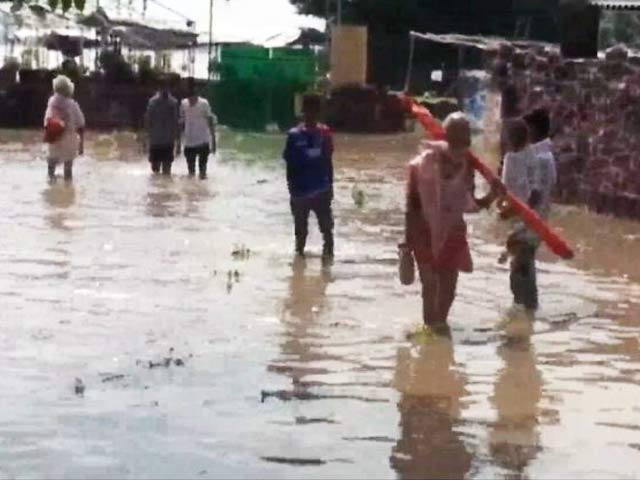 यूपी में बारिश की वजह से बाढ़ जैसे हालात, गंगा खतरे के निशान से ऊपर