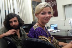 एयरपोर्ट पर दलालों की भरमार, ठगे जा रहे हैं विदेशी सैलानी एयरपोर्ट पर दलालों की भरमार, ठगे जा रहे हैं विदेशी सैलानी