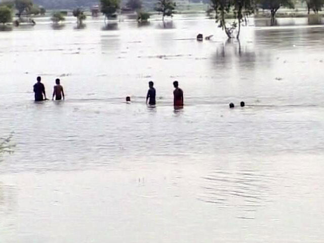Videos : यूपी : बाढ़ से नदी में तब्दील हुए हाइवे