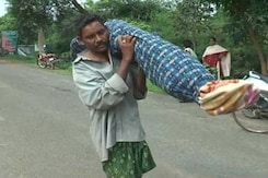 ओडिशा : पत्नी का शव कंधे पर रख पैदल चलने को मजबूर हुआ शख्स ओडिशा : पत्नी का शव कंधे पर रख पैदल चलने को मजबूर हुआ शख्स