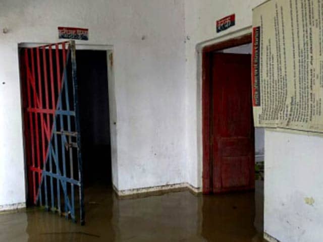 Flooded Police Station In Uttar Pradesh Is Now Working From A Road