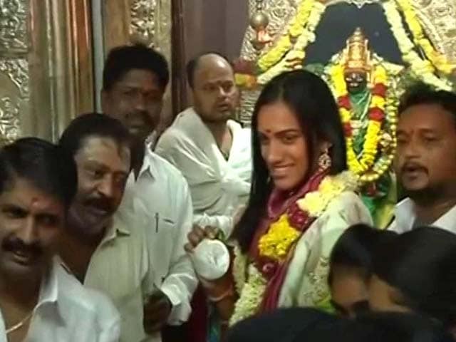 Video : PV Sindhu Offers Prayers at Mahankali Temple After Rio Success