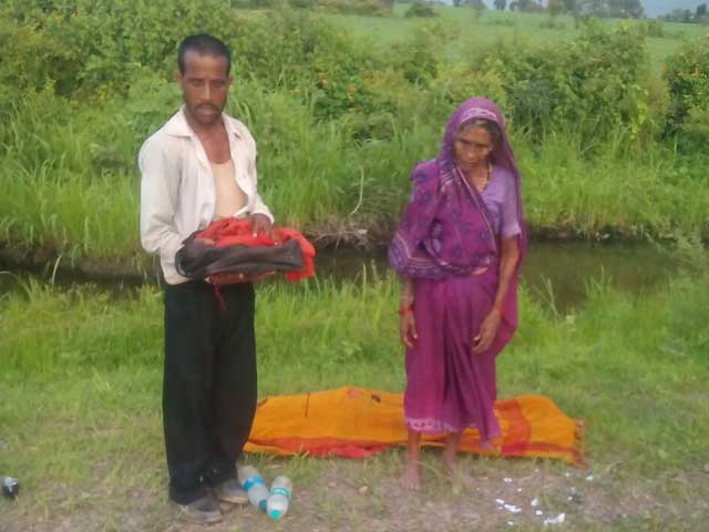Wife Died On Bus. Man, Little Girl Forced To Exit It In Rain And Forest