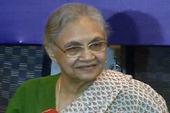 टैंकर घोटाले में पूछताछ के लिए शीला दीक्षित के घर पहुंची एसीबी टैंकर घोटाले में पूछताछ के लिए शीला दीक्षित के घर पहुंची एसीबी