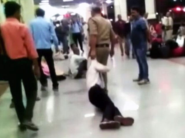 Video : ग्‍वालियर रेलवे स्‍टेशन पर GRP के जवान ने नाबालिग को पीटा, प्‍लेटफॉर्म पर बुरी तरह घसीटा