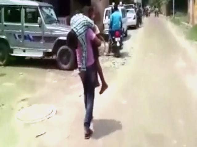 Video : कानपुर में अस्पतालों के चक्कर काटते-काटते पिता के कंधे पर ही मर गया 12 साल का अंश