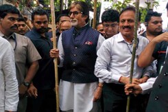 अमिताभ बच्चन और देवेंद्र फडणवीस ने जेजे अस्पताल में झाड़ू लगाकर दिया स्वच्छता का संदेश अमिताभ बच्चन और देवेंद्र फडणवीस ने जेजे अस्पताल में झाड़ू लगाकर दिया स्वच्छता का संदेश