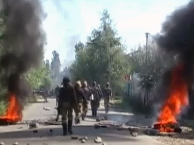 Videos : श्रीनगर के शोपियां में हिंसा : भीड़ ने डीसी के दफ़्तर में आग लगाई