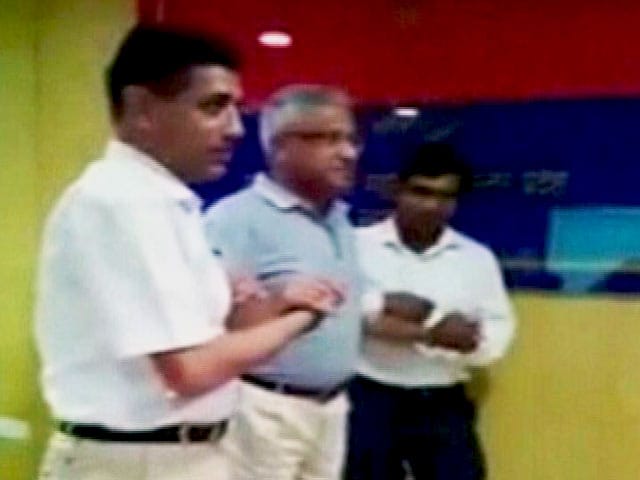 Videos : जब यूपी के डीजीपी ने खुद पर करावाया 'टेजर गन' का टेस्ट