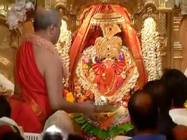 गणेश चतुर्थी पर सिद्धिविनायक मंदिर में विशेष आरती