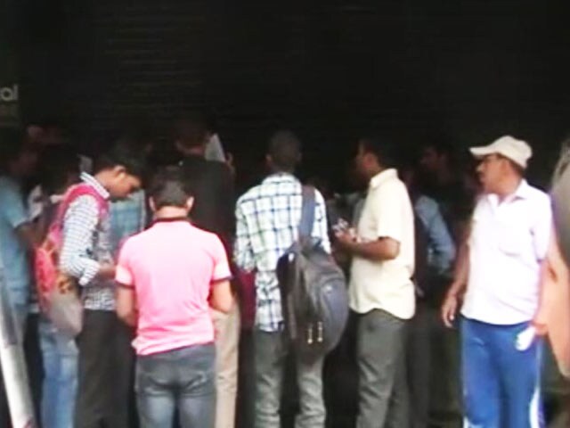 Video : Reliance Jio Launch: Tracking the Queues in Delhi