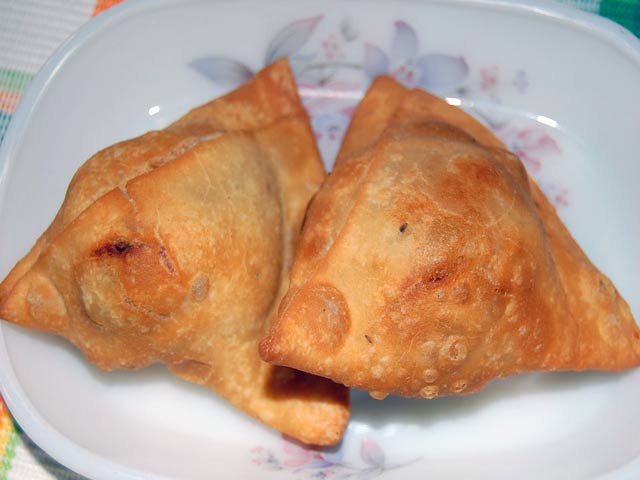 RTI से दिल्ली सरकार के ख़र्च का ख़ुलासा, चाय-समोसे पर एक करोड़ ख़र्च!