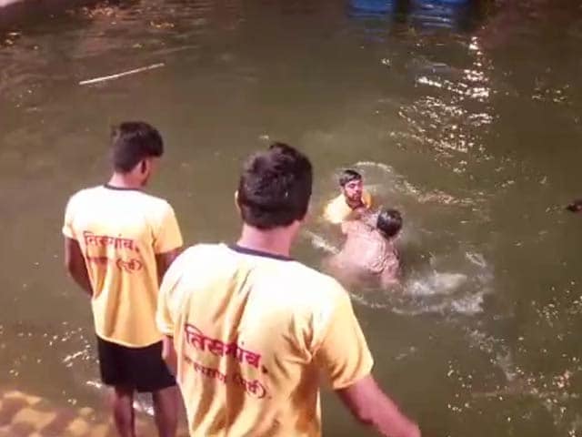 Video : In Video, Cop's Head Held Under Water By Attacker At Ganesh Festival