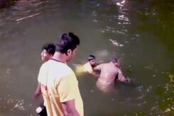 कैमरे में कैद : गणेश विसर्जन के दौरान सब इंस्पेक्टर को डुबाकर मारने की कोशिश कैमरे में कैद : गणेश विसर्जन के दौरान सब इंस्पेक्टर को डुबाकर मारने की कोशिश