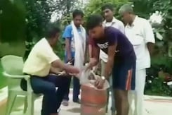 बिहार : सिलेंडर में शराब ले जाते दो गिरफ्तार बिहार : सिलेंडर में शराब ले जाते दो गिरफ्तार