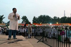 गोरखपुर में राहुल गांधी ने किया रोड शो, पीएम मोदी पर साधा निशाना गोरखपुर में राहुल गांधी ने किया रोड शो, पीएम मोदी पर साधा निशाना