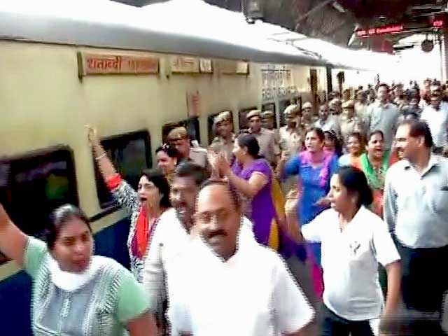 पंजाब जा रहे अरविंद केजरीवाल के खिलाफ रेलवे स्टेशन पर प्रदर्शन