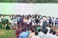 कर्नाटक : शिमोगा में गणेश विसर्जन के दौरान हादसा, तुंगभद्रा नदी में 12 लोग डूबे कर्नाटक : शिमोगा में गणेश विसर्जन के दौरान हादसा, तुंगभद्रा नदी में 12 लोग डूबे