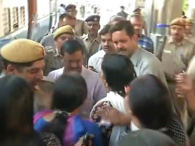 Video : Arvind Kejriwal Boards Train Amid Protests, Pulls Into Ludhiana With More