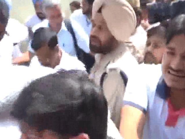 Video : At Delhi Station, And Then Ludhiana, Arvind Kejriwal Encounters Protests