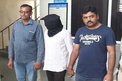 गुजरात : अस्पताल में मरीज़ से रेप, डॉक्टर, वॉर्ड ब्वॉय गिरफ्तार गुजरात : अस्पताल में मरीज़ से रेप, डॉक्टर, वॉर्ड ब्वॉय गिरफ्तार