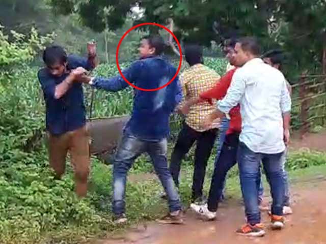 रोडरेज के मामले में बीजेपी नेता का बेटा युवक की पिटाई करते कैमरे में कैद