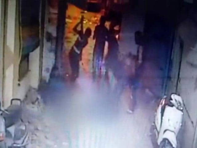 Video : Caught On Camera: Gujarat Man Brutally Beaten To Death By Gang